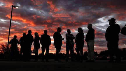 Tôt mardi matin, des électeurs ont commencé à faire la queue pour voter, devant une église devenue bureau de vote, à Owasso, dans l'Oklahoma, le 6 novembre 2018. (MIKE SIMONS / AP)