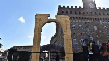 Florence le 27 mars 2017. Sur la "Piazza de la Signoria", l'une des principales de la ville toscane, a été érigée à l'occasion de l'ouverture du G7 de la culture, la reproduction de l'Arc de Triomphe de Palmyre détruit par l'EI en 2015.
 (Maurizio Degl&#039; Innocenti/AP/SIPA)