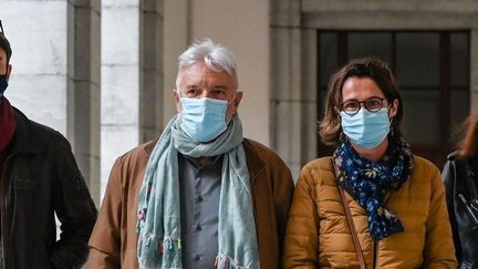 Didier et Cécile Noyer, le 30 avril 2021 à Chambéry (Savoie), avant l'ouverture du procès de Noradhl Lelandais pour le meurtre de leur fils. (PHILIPPE DESMAZES / AFP)