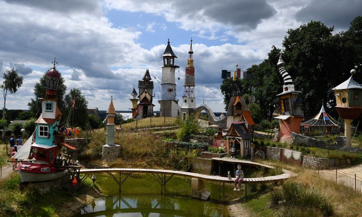 Il est possible pour les visiteurs de grimper dans certaines des tours tordues de ce village aux allures de décor de film d'animation.
 (FRED TANNEAU / AFP)