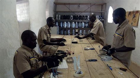 Atelier de fabrication de lampes solaires à Ouagadougou, au&nbsp;Burkina Faso en 2017. (Entreprise Lagazel)