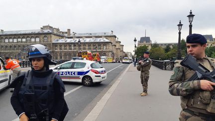 Agression à la préfecture de police de Paris : bâtiment de la Préfecture de police de Paris vu depuis le pont Notre-Dame. 3 octobre 2019. (CORINNE AUDOUIN / RADIOFRANCE)