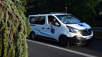 Une ambulance aux alentours de Lyon, en région Auvergne-Rhône-Alpes, le 16 juillet 2023. (OLIVIER CHASSIGNOLE / AFP)