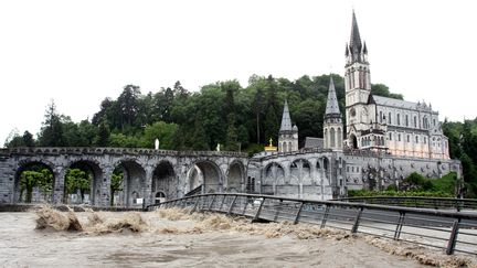 Le gave de Pau (Hautes-Pyr&eacute;n&eacute;es), en crue, le 18 juin 2013, devant la basilique Notre-Dame-du-Rosaire. (LAURENT DARD / AFP)