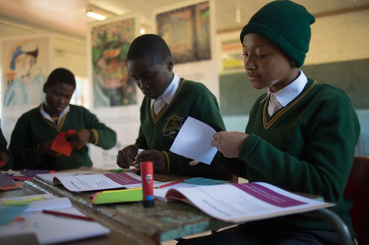 Elèves d'une école de Soweto absorbés par leurs collages à la façon de Matisse.
 (MUJAHID SAFODIEN / AFP)