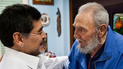 Le 15 avril 2013, le footballeur argentin Diego Maradona rendait visite à Fidel Castro. (Reuters)