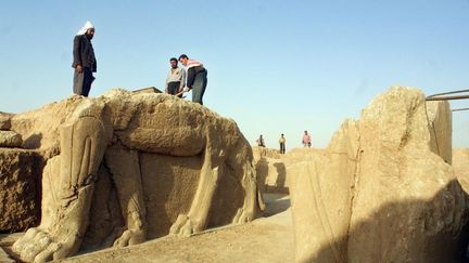 Les vestiges de la statue d'un taureau ailé sur le site archéologique de Nimrod (Irakl), le 17 juillet 2001. (KARIM SAHIB / AFP)