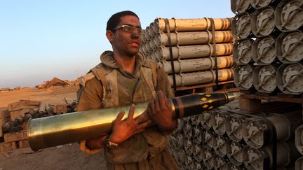 Un soldat isra&eacute;lien &agrave; la fronti&egrave;re avec Gaza, le 30 juillet 2014. (GIL COHEN MAGEN / AFP)