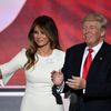 Donald Trump, candidat à l'élection présidentielle américaine, présente son épouse Melania sur la scène de la convention du parti républicain, le 22 juillet 2016 à Cleveland (Ohio, Etats-Unis). (JIM WATSON / AFP)