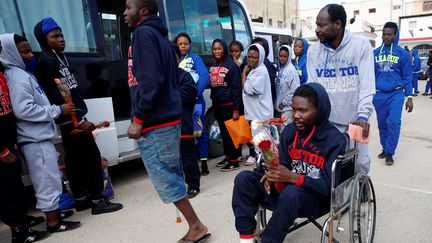 Des migrants volontaires pour retourner dans leur pays d'origine patientent dans un centre de détention à Tripoli, en Libye, le 28 novembre 2017. (ISMAIL ZETOUNI / REUTERS)