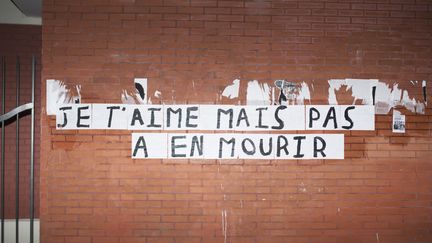 Un collage féministe à Paris, le 20 novembre 2021. (FIORA GARENZI / HANS LUCAS / AFP)