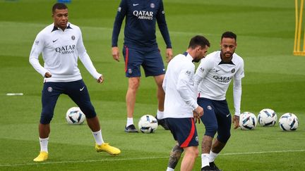 Lionel Messi, Neymar et Kylian Mbappé lors d'une séance d'entrainement au camp des Loges, le 19 août 2022. (BERTRAND GUAY / AFP)