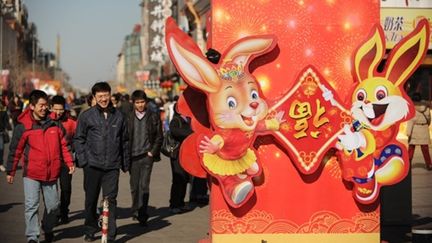 Des lapins en guise de décoration à l'entrée d'un centre commercial de Pékin, le 31 janvier 2011. (AFP PHOTO/Peter PARKS)