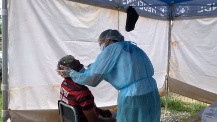 L'ONG Médecins du monde a installé une clinique de campagne à&nbsp;Matoury, à 15 kilomètres de Cayenne, en Guyane française. (FRANCEINFO / RADIOFRANCE)