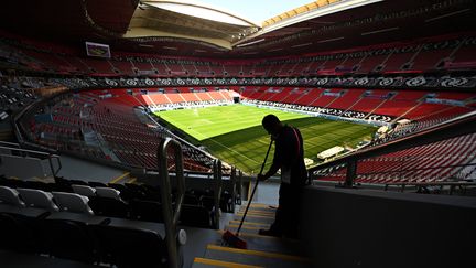 Un ouvrier balaie un escalier à l'intérieur du stade Al-Bayt à al-Khor, le 12 novembre 2022, avant la Coupe du monde de football de la FIFA Qatar 2022.&nbsp; (GABRIEL BOUYS / AFP)