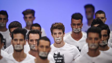 D&eacute;fil&eacute; Nuno Gama lors de la fashion week &agrave; Lisbonne (Portugal), le 14 octobre 2012. (PATRICIA DE MELO MOREIRA / AFP)