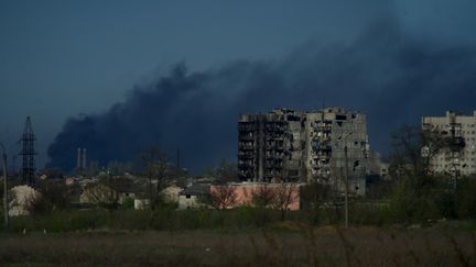 De la fumée s'élève du sol de l'usine sidérurgique Azovstal dans la ville de Marioupol, dans le cadre de l'action militaire russe en Ukraine,&nbsp;le 29 avril 2022. (ANDREY BORODULIN / AFP)