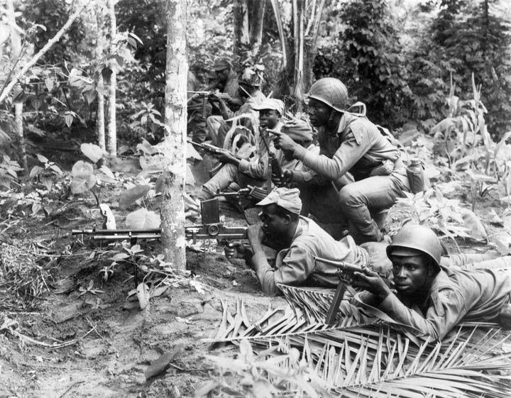 Des soldats de l'armée biafraise se préparent à une attaque des troupes fédérales nigérianes le 16 août 1967. Entre 1967 et 1970, la guerre civile au Nigeria a fait entre un et deux millions de morts. (- / AFP)