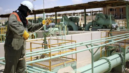 Un technicien répare des pipelines du terminal pétrolier de Zuetina, à l’ouest de la ville de Benghazi, le 7 avril 2014. Le site a été occupé par des rebelles pendant huit mois.
 (Photo Reuters/Esam Omran)