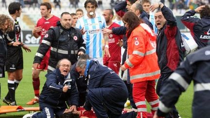 Les secouristes tentent en vain de porter secours &agrave; Piermario Morosini,le 14 avril 2012 &agrave; Pescara (Italie). (PIERANUNZI LUCIANO / AFP)