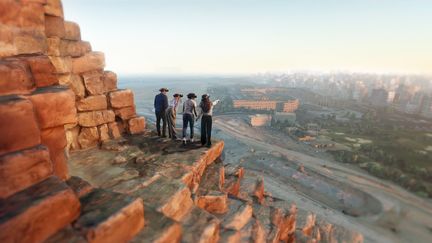 Au sommet de la pyramide, la vue panoramique permet d'observer le Caire et le Plateau de Gizeh de nos jours, puis dans le passé.&nbsp; (Excurio by Emissive)