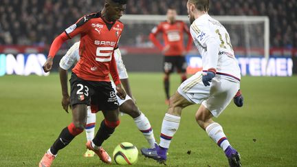 Ousmane Dembele (Rennes) face à Sergi Darder (Lyon) (DAMIEN MEYER / AFP)