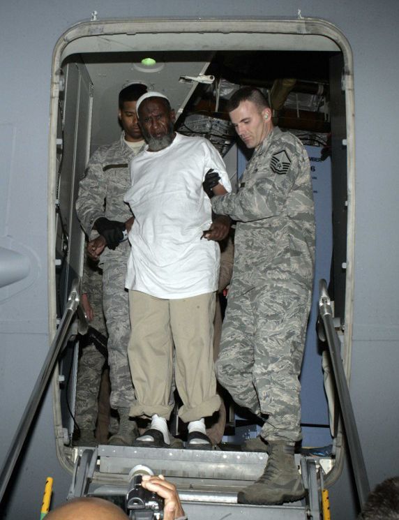 L'ancien prisonnier soudanais de Guantanamo, Mohamed Noor Utrhaman, a été rapatrié à Khartoum à bord d'un avion militaire américain, le 19 décembre 2013. (Photo AFP/Ibrahim Hamid)