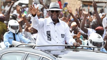 Le président ivoirien Alassane Ouattara en visite dans la ville de Dabou, le 3 août 2015.  (Photo AFP/Issouf Sanogo)