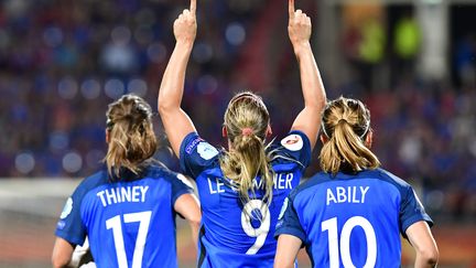 Gaëtane Thiney, Eugénie Le Sommer et Camille Abily, les cadres de l'équipe de France à l'Euro-2017 (TOBIAS SCHWARZ / AFP)