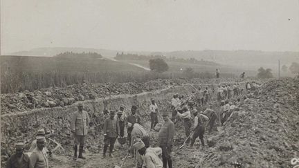 Les coloniaux ont par ailleurs construit des voies ferrées. Comme ici ces tirailleurs sénégalais le 20 juillet 1916 à Vadelaincourt (Meuse). (Coll. La contemporaine)