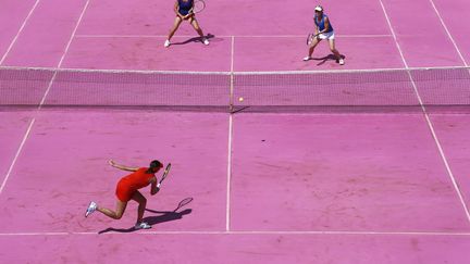 Pour la journ&eacute;e des Femmes &agrave; Roland-Garros (Paris), un court de tennis &eacute;tait recouvert de terre battue rose, le 7 juin 2012. (THOMAS COEX / AFP)