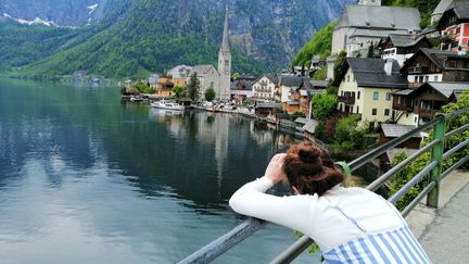 Une touriste dans la commune d'Hallstatt en Autriche.&nbsp; (MATTHIAS R?DER / DPA)