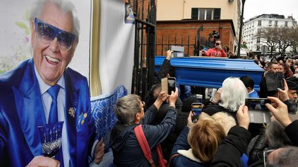 Les funérailles de Michel Catty à l'église St-Jean-de-Montmartre (LIONEL BONAVENTURE / AFP)