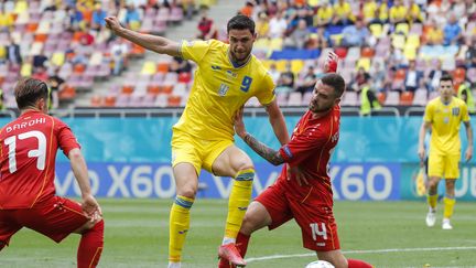 Roman Yaremchuk (en jaune) et&nbsp;Darko Velkovski (en rouge) à la lutte lors d'Ukraine-Macédoine du Nord, le 17 juin 2021. (ROBERT GHEMENT / POOL)