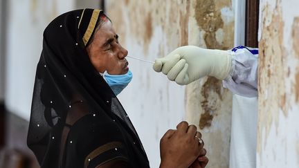 Une femme se fait dépister du Covid-19 à Allahabad (Inde), le 26 août 2020. (SANJAY KANOJIA / AFP)