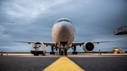 Un Boeing 777 de&nbsp;Air France sur le tarmac de Roissy-Charles-de-Gaulle, le 29 octobre 2019.&nbsp; (MARTIN BUREAU / AFP)