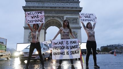 Trois militantes des Femen devant l'arc de triomphe, à Paris, le 10 novembre 2018.&nbsp; (GEOFFROY VAN DER HASSELT / AFP)