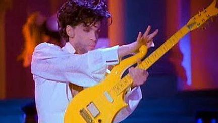 Prince sur scène avec la fameuse guitare "Yellow Cloud" vendue aux enchères.
 (AP/SIPA)