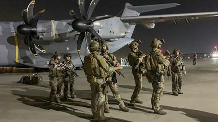 Des soldats français gardent un avion militaire destiné à évacuer les&nbsp;ressortissants européens de Kaboul (Afghanistan), le 17 août 2021. (STR / AFP)