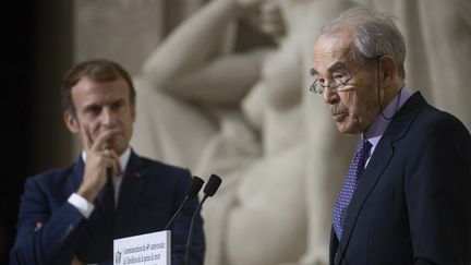 Robert Badinter prononce un discours pour les 40 ans de l'abolition de la peine de mort au Panthéon, le 9 octobre 2021, avec Emmanuel Macron à ses côtés. (IAN LANGSDON / AFP)