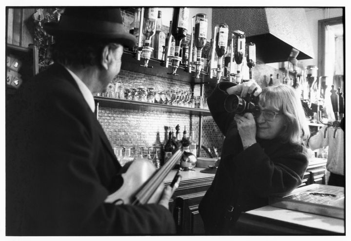 Sabine Weiss en reportage dans un café (LILY FRANEY / GAMMA-RAPHO)