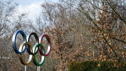 Les anneaux olympiques, à proximité du siège du Comité international olympique, à Lausanne. (FABRICE COFFRINI / AFP)