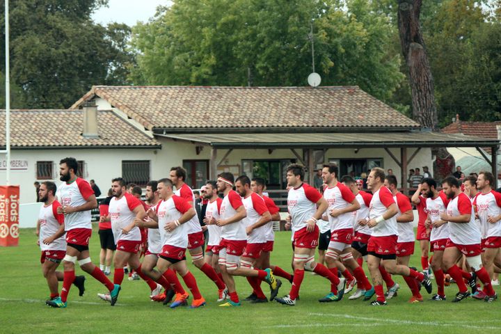 Les joueurs du Stade Langonnais à l'échauffement, dans leur stade Comberlin (PICASA)