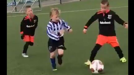 Le fils de Dirk Kuyt en train de dribbler