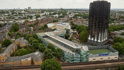 La tour Grenfell après l'incendie, à Londres le 22 juin 2017. (NIKLAS HALLE'N / AFP)