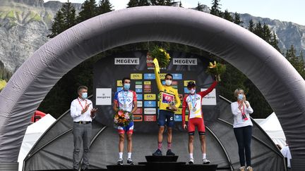 Thibaut Pinot (à gauche) et Guillaume Martin (à droite) entourent Daniel Martinez, le vainqueur du Critérium du Dauphiné 2020. (ANNE-CHRISTINE POUJOULAT / POOL)