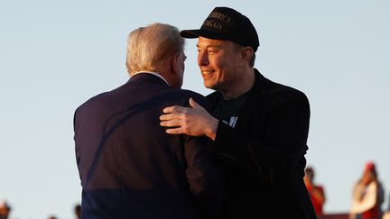 Donald Trump et Elon Musk, lors d'un meeting pour l'élection présidentielle américaine, le 5 octobre 2024 à Butler (Pennnylvanie). (ANNA MONEYMAKER / GETTY IMAGES AMÉRIQUE DU NORD)