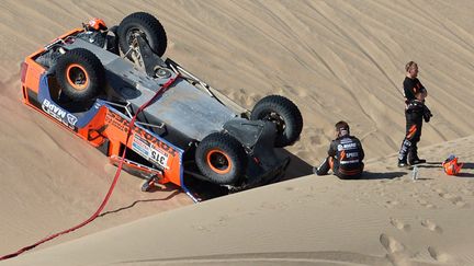 Le pilote am&eacute;ricain Robby Gordon &agrave; c&ocirc;t&eacute; de son Hummer, lors de la 4e &eacute;tape du rallye Dakar 213, au P&eacute;rou, le 8 janvier 2013. (FRANCK FIFE / AFP)