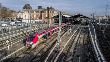 Jour de grève à la gare de Toulouse-Matabiau (Haute-Garonne), le 7 mars 2023. (FREDERIC SCHEIBER / HANS LUCAS / AFP)