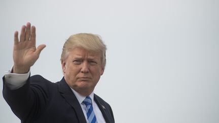 Donald Trump monte à bord d'Air Force One, sur la base d'Andrews (Maryland, Etats-Unis), le 13 avril 2017. (JIM WATSON / AFP)